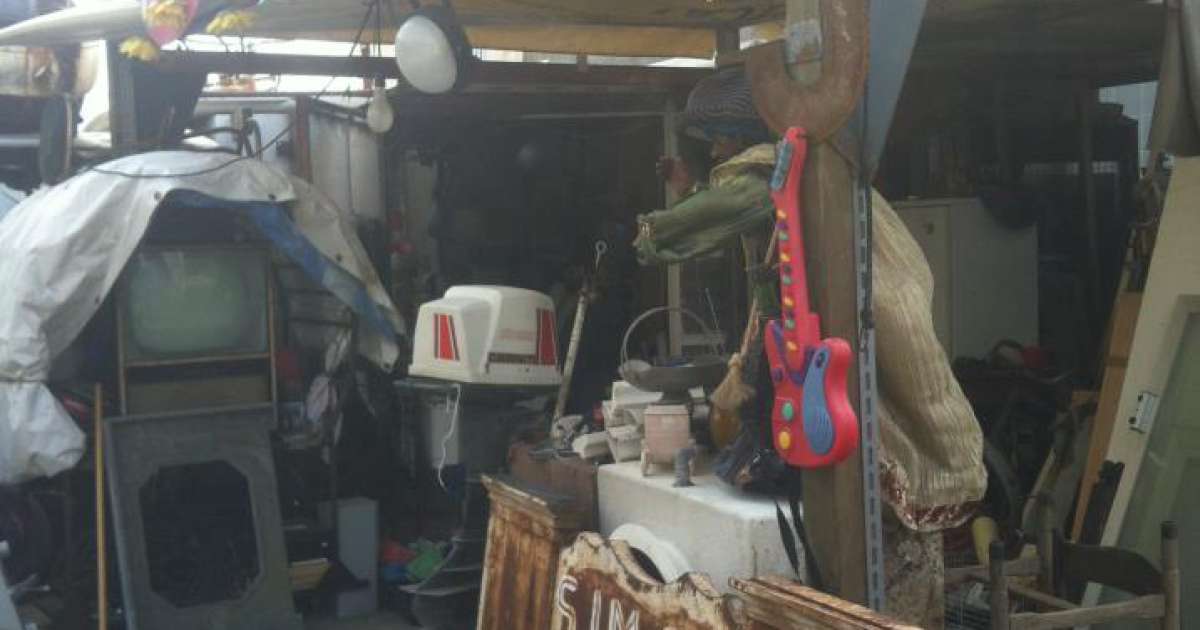 Simone il rigattiere: sculture surreali con cio' che trova per strada